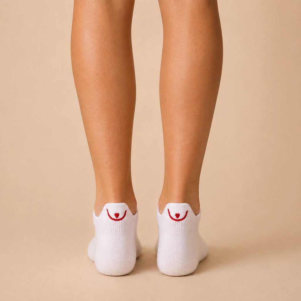Lot de 3 chaussettes languette Octobre Rose. 20 % des ventes reversés à Ruban Rose. Chaussettes solidaires, confortables et brodées de symboles engagés.