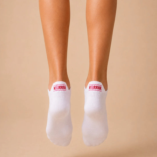 Lot de 3 chaussettes languette Octobre Rose. 20 % des ventes reversés à Ruban Rose. Chaussettes solidaires, confortables et brodées de symboles engagés.