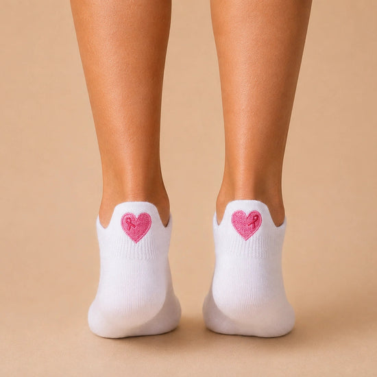 Lot de 3 chaussettes languette Octobre Rose. 20 % des ventes reversés à Ruban Rose. Chaussettes solidaires, confortables et brodées de symboles engagés.
