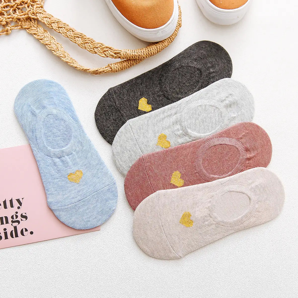 Lot de 5 socquettes invisibles cœur doré. Douces, antiglisse, élégantes. Parfaites pour un look discret, confortable et raffiné durant l’été.