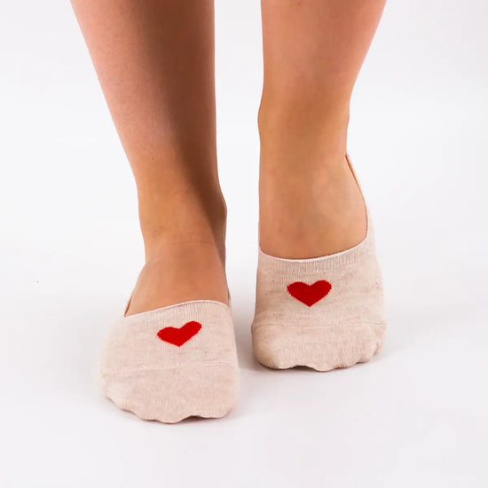 Lot de 5 socquettes invisibles avec cœur tricoté. Douces, discrètes, antiglisse. 5 couleurs pour un look romantique et confortable au quotidien.