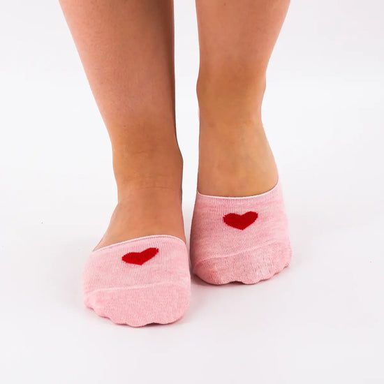 Lot de 5 socquettes invisibles avec cœur tricoté. Douces, discrètes, antiglisse. 5 couleurs pour un look romantique et confortable au quotidien.
