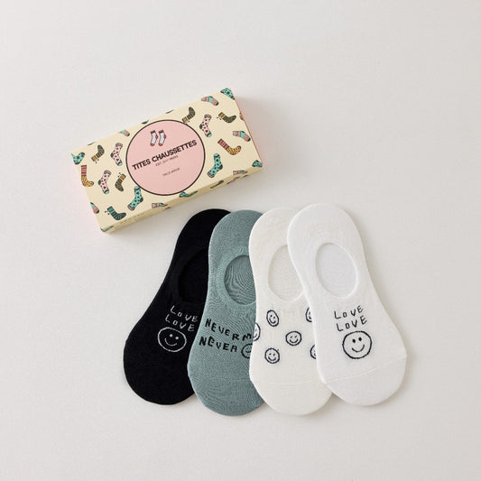 Lot de 4 socquettes invisibles en coton avec motif smiley ou message. Fond noir, blanc ou bleu. Confortables, discrètes et parfaites avec des baskets.