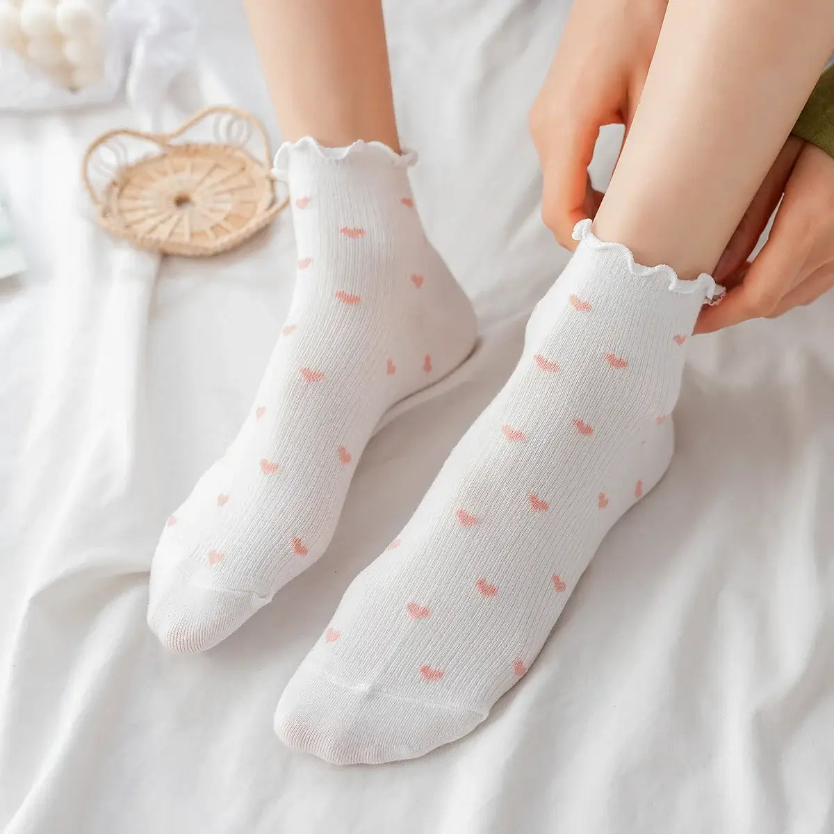 Lot de 5 chaussettes mi-hautes cœur. Taille 35-41. Bord dentelle, coton doux et imprimé romantique. Élégantes, confortables et idéales au quotidien.