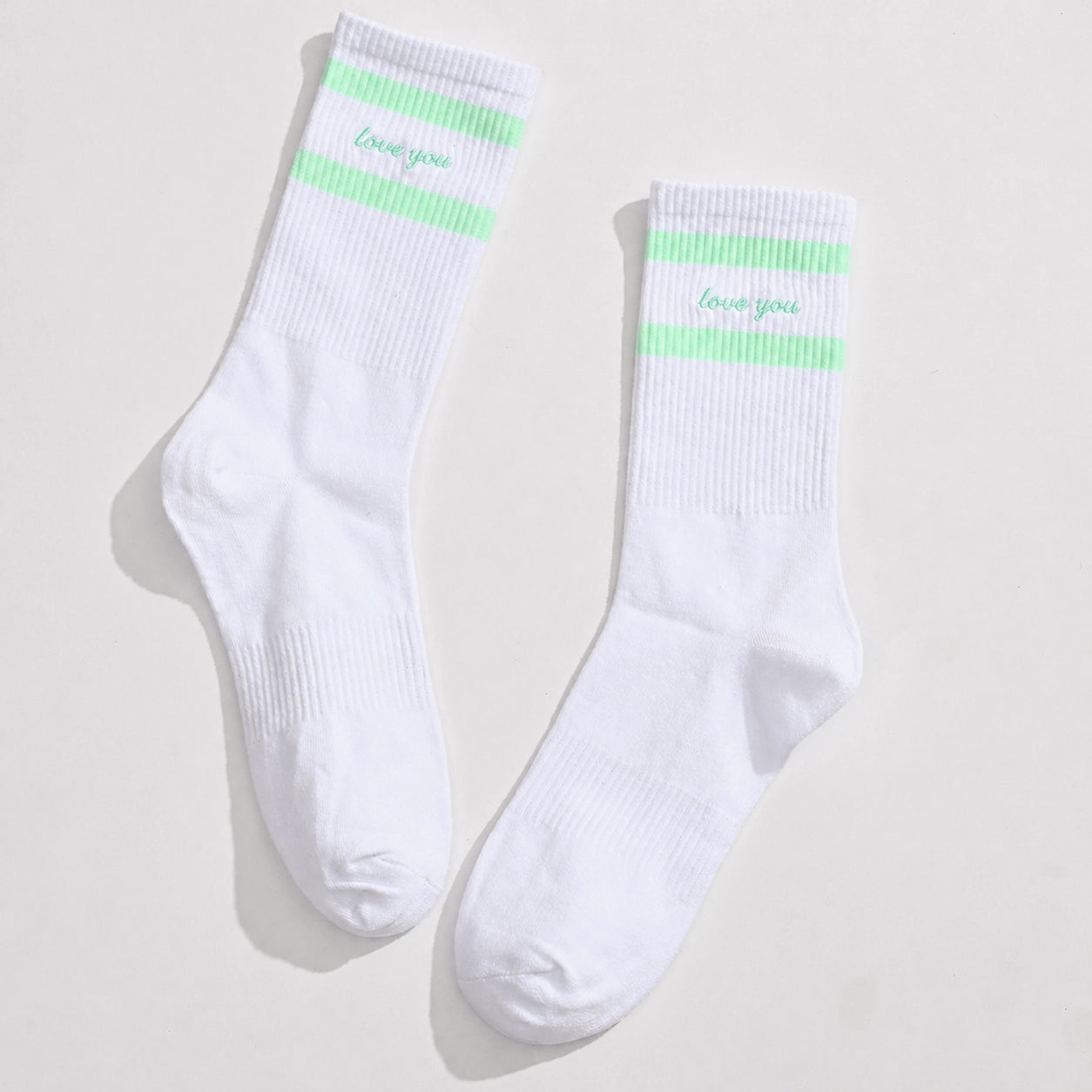 Chaussettes blanches, 2 bandes contrastées vert pastel, broderie Love You
Chaussettes montante esprit sport