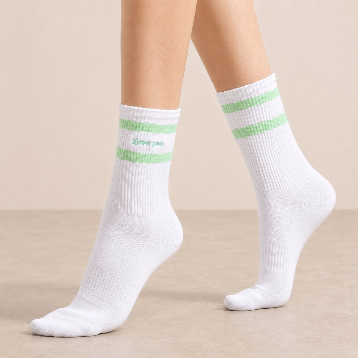 Chaussettes blanches, 2 bandes contrastées vert pastel, broderie Love You
Chaussettes montante esprit sport