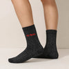 Chaussettes Lurex Hautes. Message brodé avec fil contrasté : Hot Mama, Poupée, Queen. Fond noir. Fil lurex argenté. 