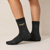 Chaussettes Lurex Hautes. Message brodé avec fil contrasté : Hot Mama, Poupée, Queen. Fond noir. Fil lurex argenté. 