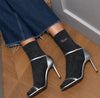 Chaussettes Lurex Hautes. Message brodé avec fil contrasté : Hot Mama, Poupée, Queen. Fond noir. Fil lurex argenté. 