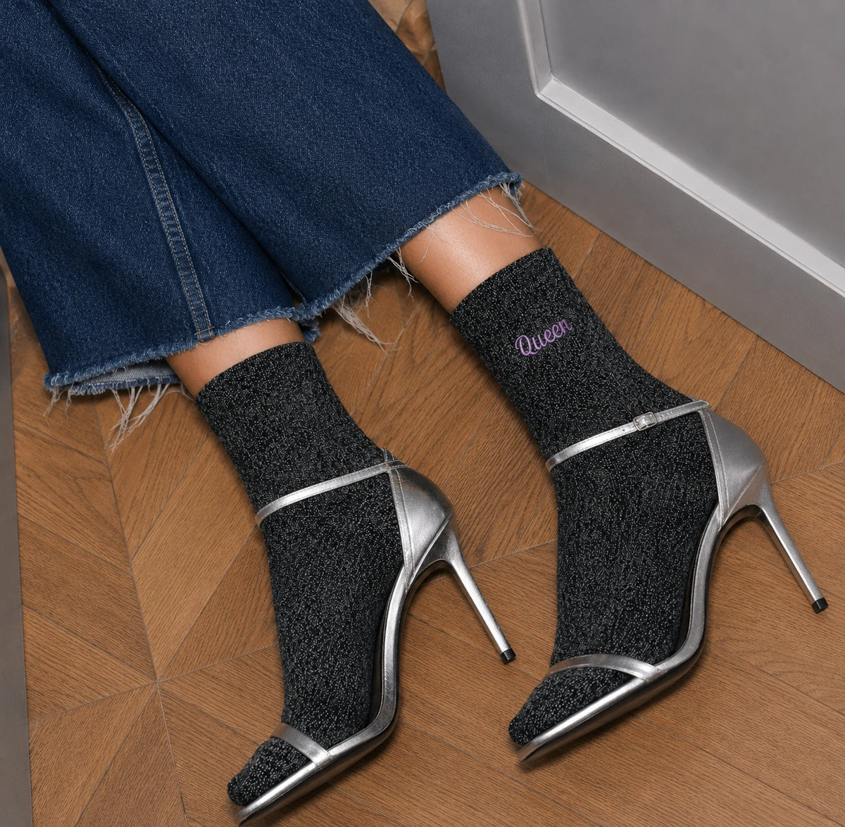 Chaussettes Lurex Hautes. Message brodé avec fil contrasté : Hot Mama, Poupée, Queen. Fond noir. Fil lurex argenté. 