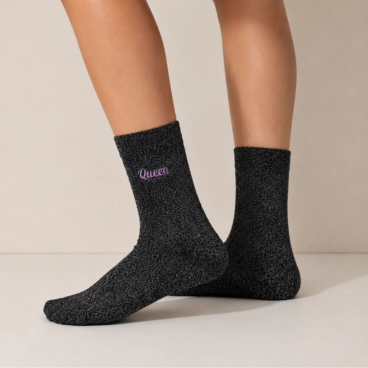 Chaussettes Lurex Hautes. Message brodé avec fil contrasté : Hot Mama, Poupée, Queen. Fond noir. Fil lurex argenté. 