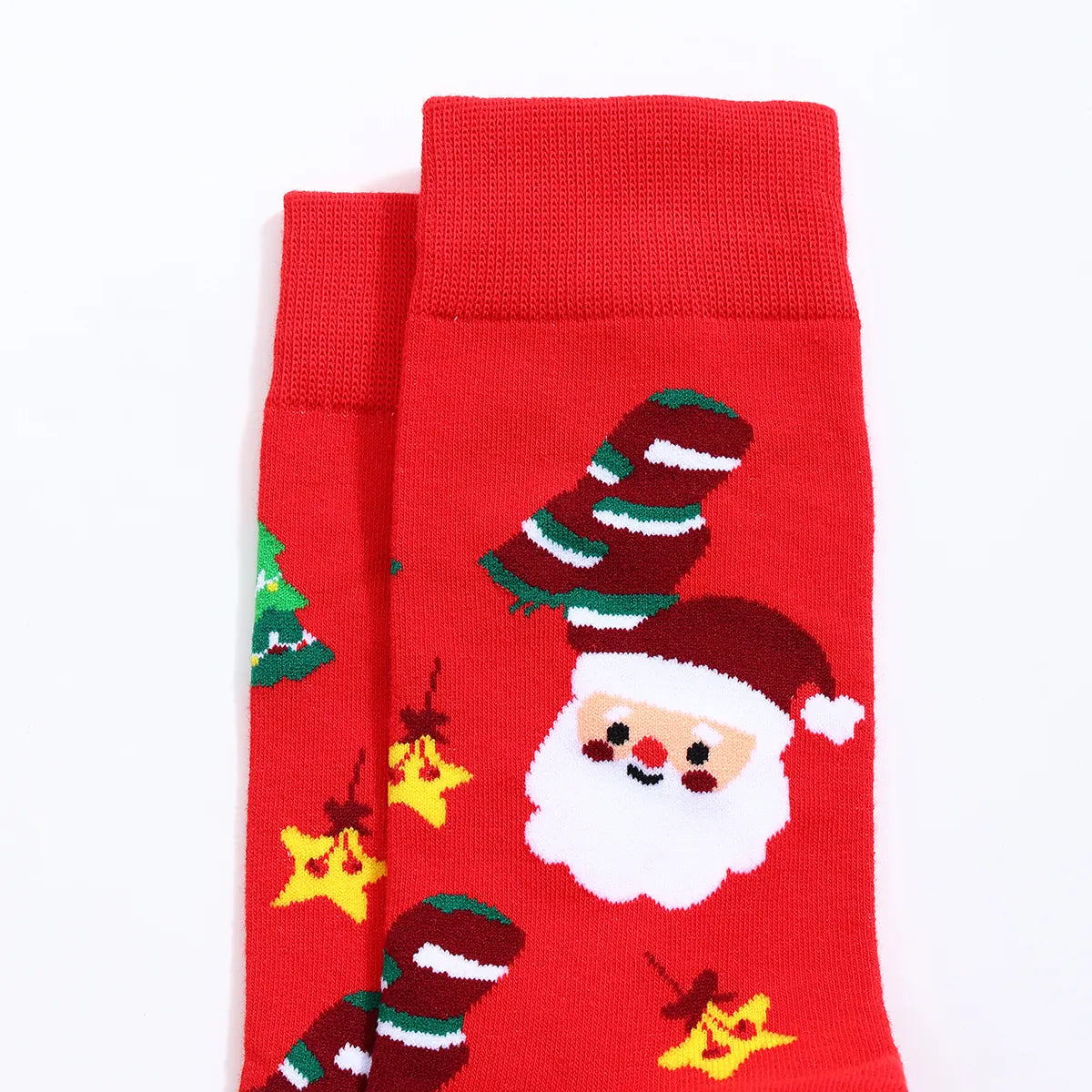 Chaussettes de Noël homme vendues à l’unité. Trois modèles festifs au choix : Père Noël, bonhomme de neige ou rouge décoré. Taille 38-45, confortables.