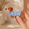 Pince cheveux Chien de 7,5 cm disponible en marinière bleue ou pull rose. Accessoire cheveux original et tendance, parfait pour offrir ou se faire plaisir.