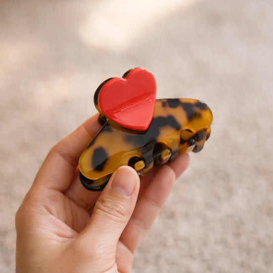 Pince cheveux cœur marron et rouge en acétate, 5,5 cm. Accessoire coiffure élégant et pratique, idéal pour cheveux fins à mi-longs.