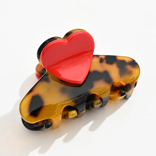 Pince cheveux cœur marron et rouge en acétate, 5,5 cm. Accessoire coiffure élégant et pratique, idéal pour cheveux fins à mi-longs.