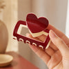 Pince crabe cœur rouge de 6 cm. Accessoire cheveux tendance et élégant offrant un excellent maintien pour vos coiffures du quotidien ou vos occasions spéciales.