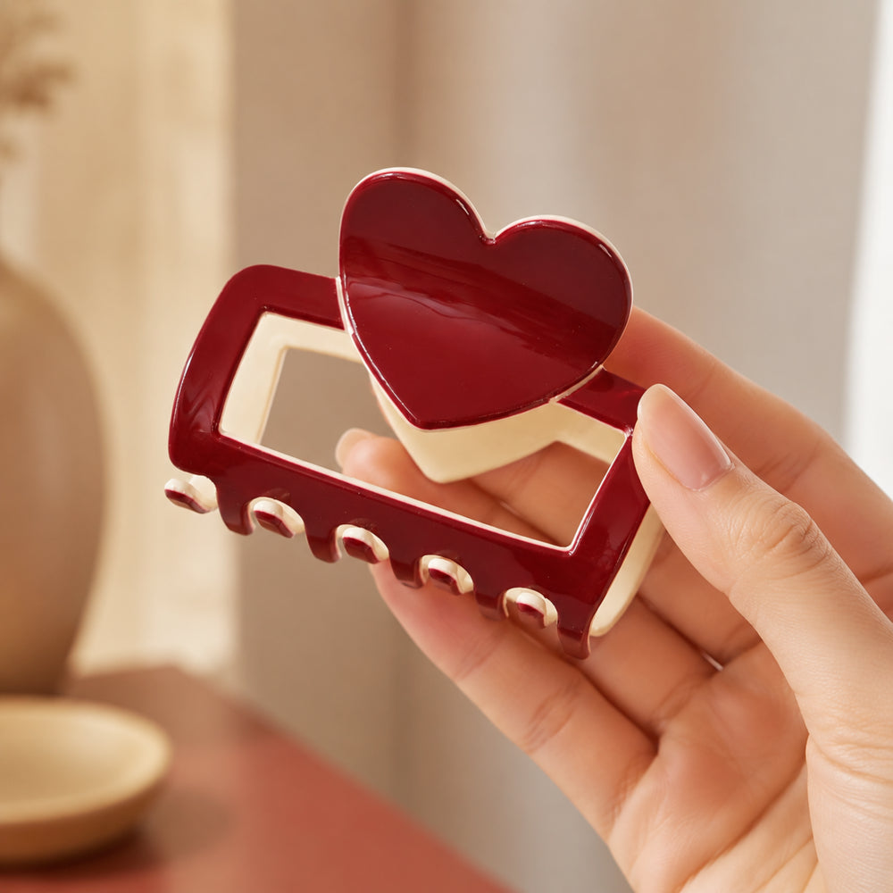 Pince crabe cœur rouge de 6 cm. Accessoire cheveux tendance et élégant offrant un excellent maintien pour vos coiffures du quotidien ou vos occasions spéciales.