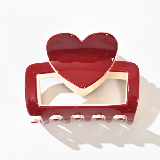 Pince crabe cœur rouge de 6 cm. Accessoire cheveux tendance et élégant offrant un excellent maintien pour vos coiffures du quotidien ou vos occasions spéciales.