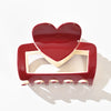 Pince crabe cœur rouge de 6 cm. Accessoire cheveux tendance et élégant offrant un excellent maintien pour vos coiffures du quotidien ou vos occasions spéciales.