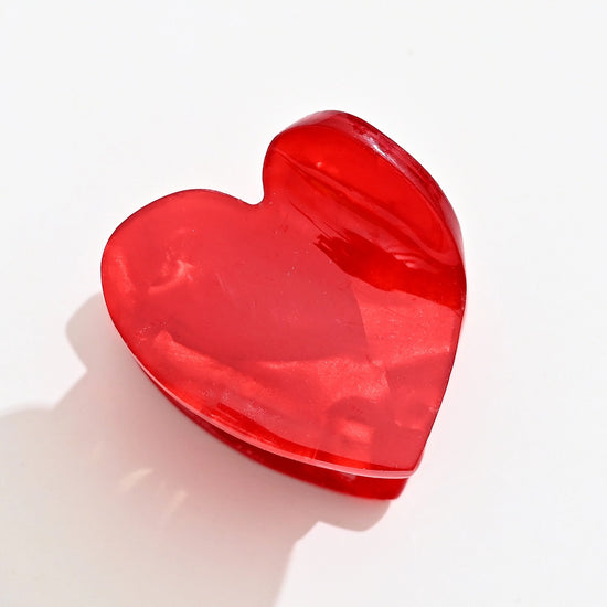 Pince acrylique en forme de coeur rouge
