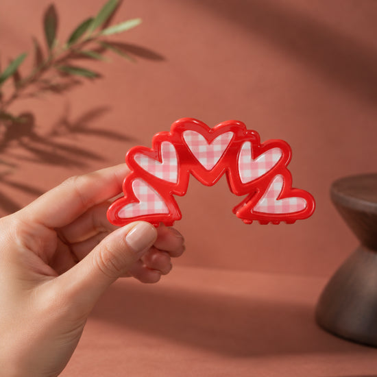 Barrette vichy cœur en acétate de 9 cm. Accessoire cheveux élégant et tendance offrant un excellent maintien, idéal pour offrir ou se faire plaisir.