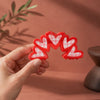 Barrette vichy cœur en acétate de 9 cm. Accessoire cheveux élégant et tendance offrant un excellent maintien, idéal pour offrir ou se faire plaisir.