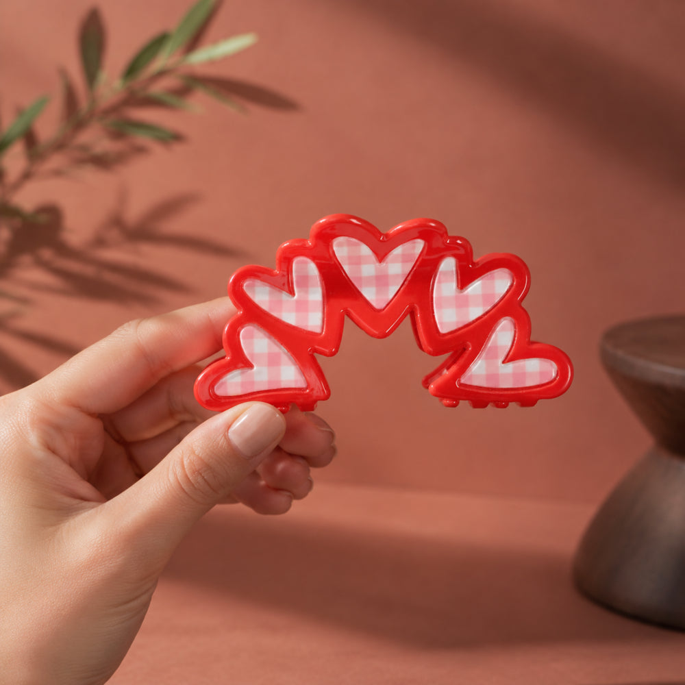 Barrette vichy cœur en acétate de 9 cm. Accessoire cheveux élégant et tendance offrant un excellent maintien, idéal pour offrir ou se faire plaisir.
