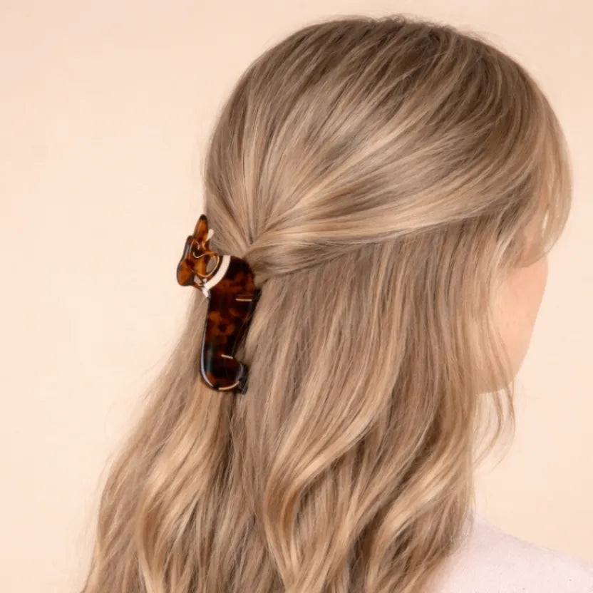 Pince cheveux chien en acétate écaille 9,5 cm. Accessoire coiffure original et tendance, idéal pour cheveux mi-longs à longs, maintien confortable.
