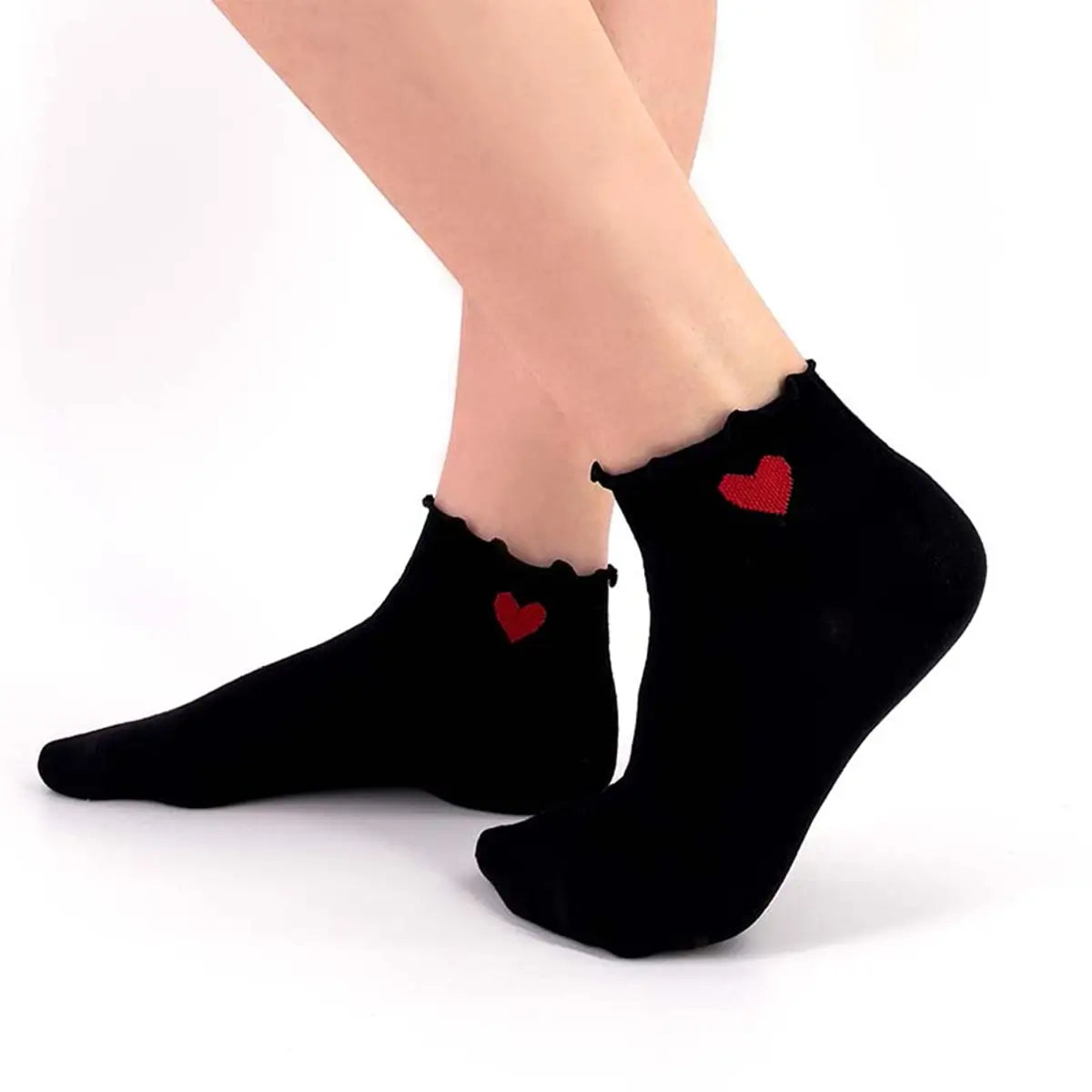 Chaussettes basses unies volantées. Cœur rouge discret, coton doux, noir ou blanc. Confortables, féminines et idéales pour la mi-saison.
