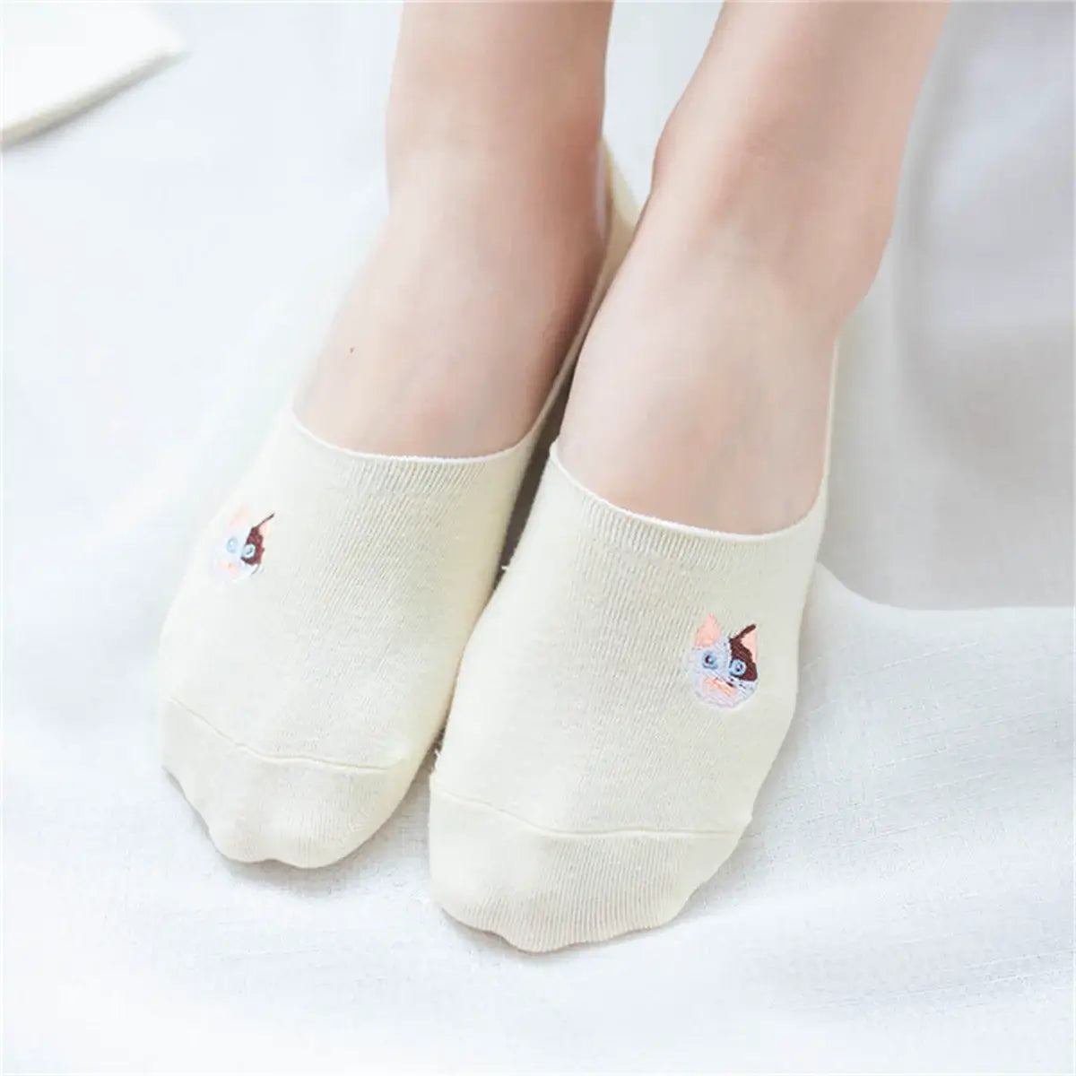 Socquettes invisibles, coloris beige, tête de chat brodée sur l'avant du pied 