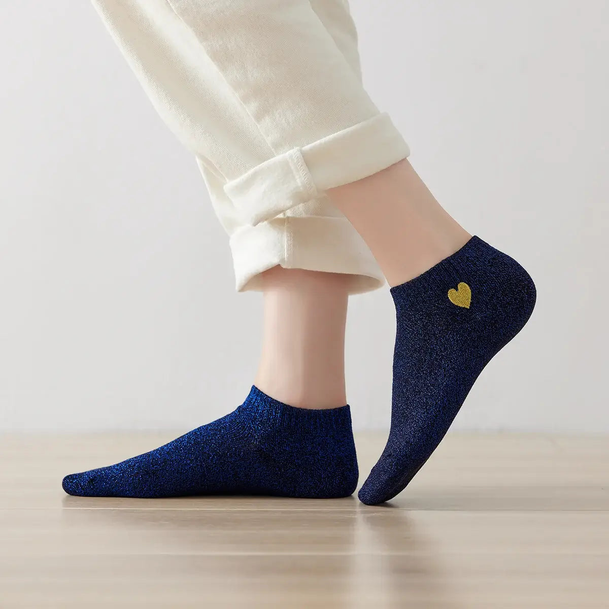 Chaussettes bleu lurex à paillette à motif coeur doré pour femmes | Chaussettes douces et confortables | Fabriquées à partir de matériaux de haute qualité | Un cadeau parfait pour les femmes de tous âges