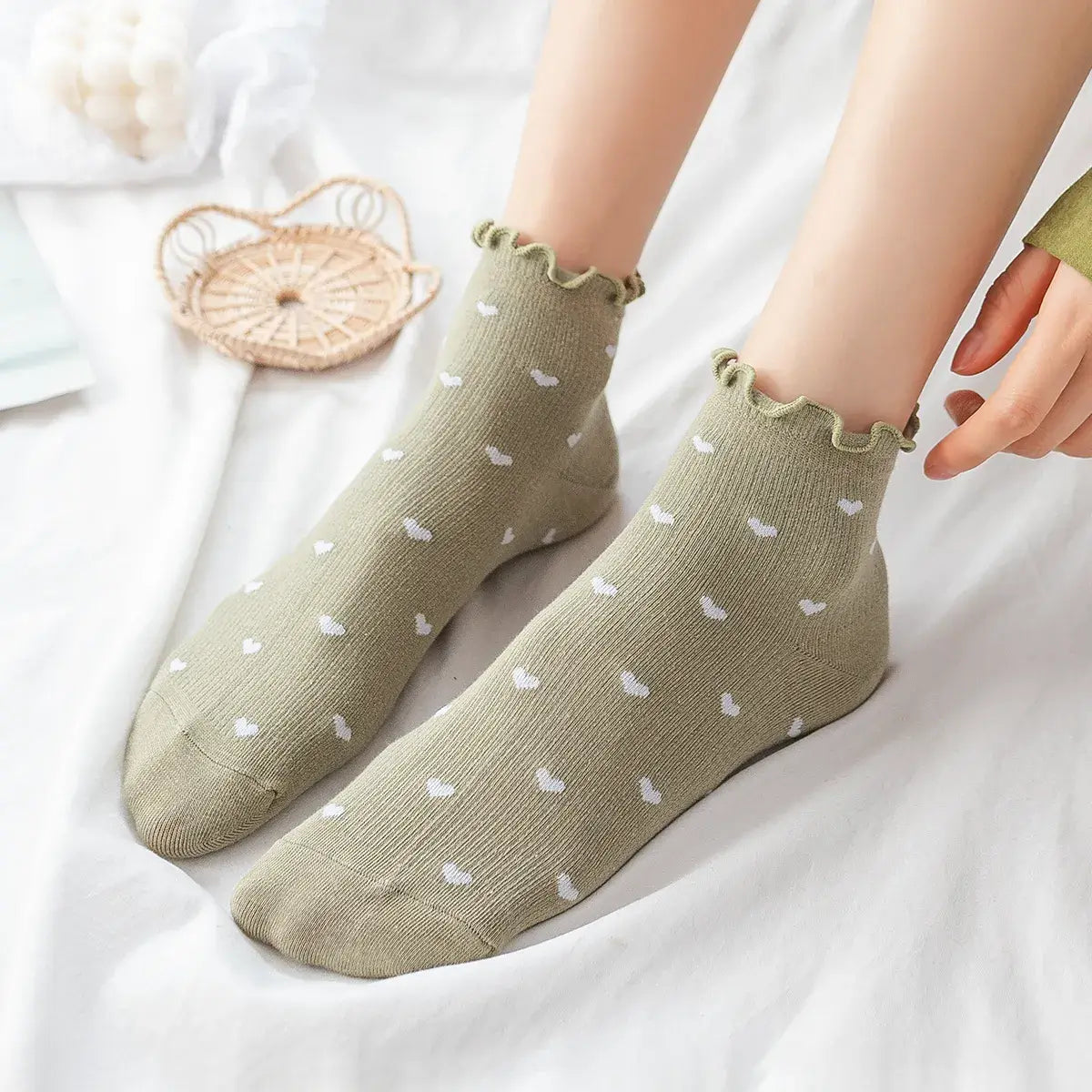 Chaussettes mi-hautes imprimé cœur avec bord dentelle. Confortables, féminines et élégantes. 5 coloris pour un style raffiné au quotidien.