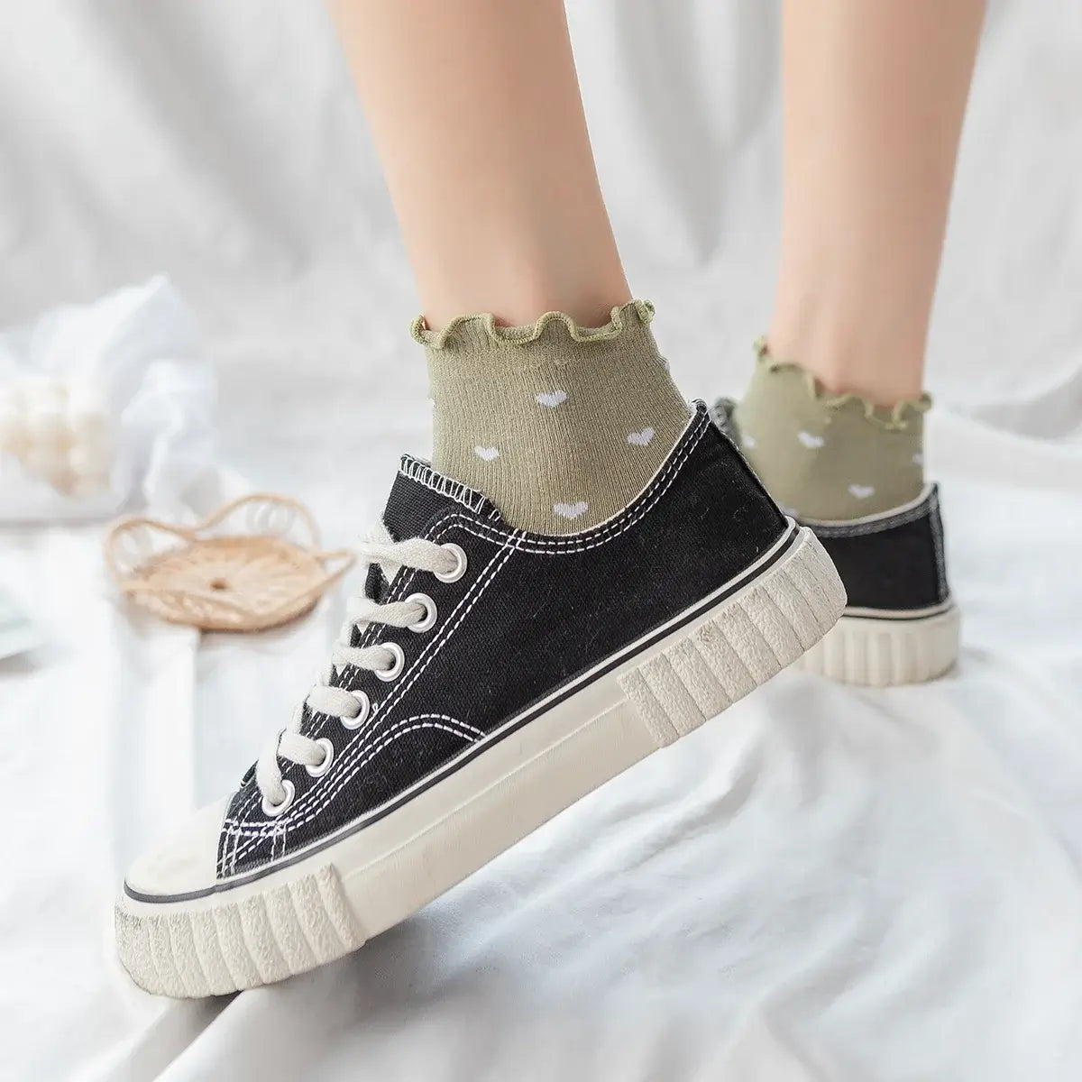 Chaussettes mi-hautes imprimé cœur avec bord dentelle. Confortables, féminines et élégantes. 5 coloris pour un style raffiné au quotidien.