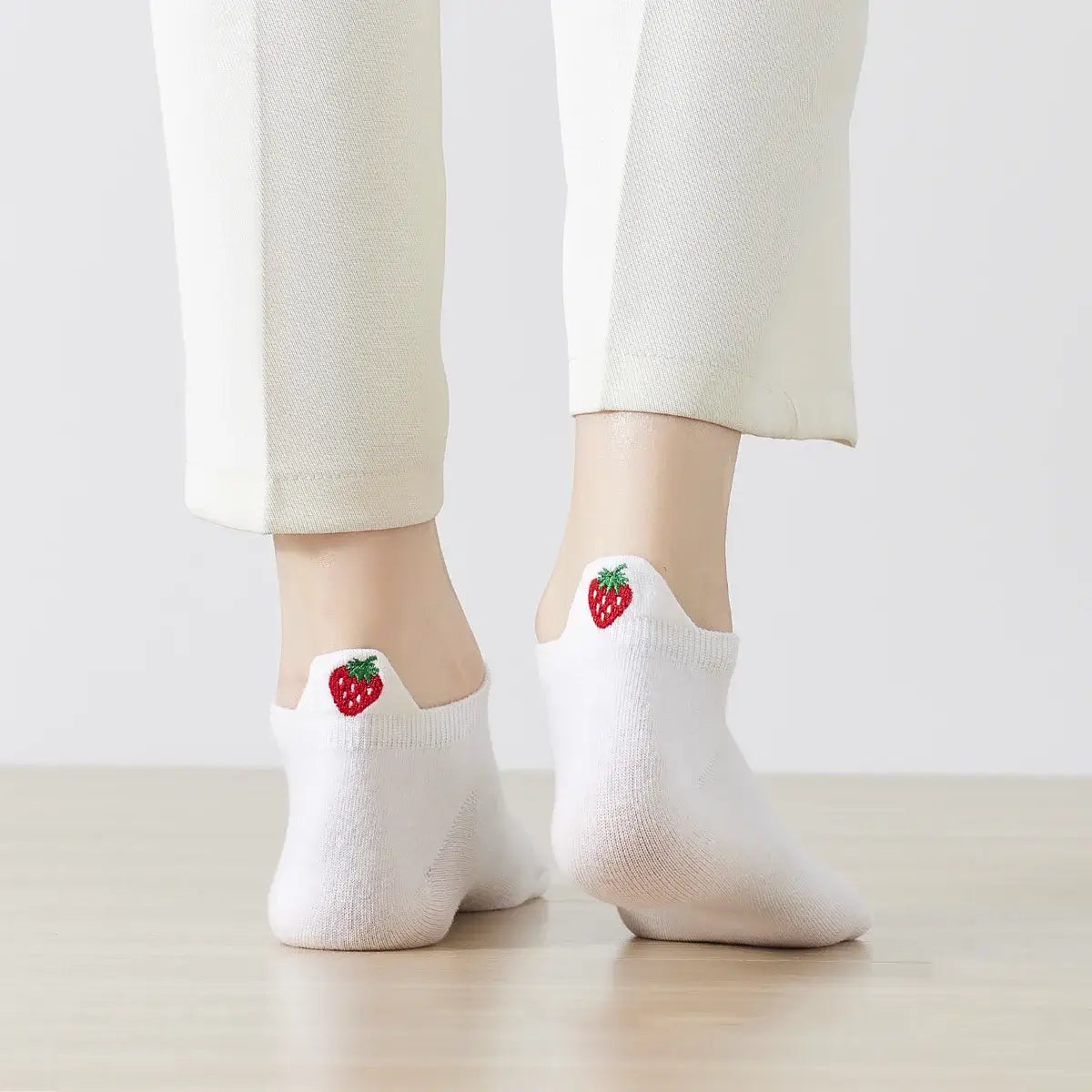 Chaussettes languette blanches, motif fraise brodé sur la languette 